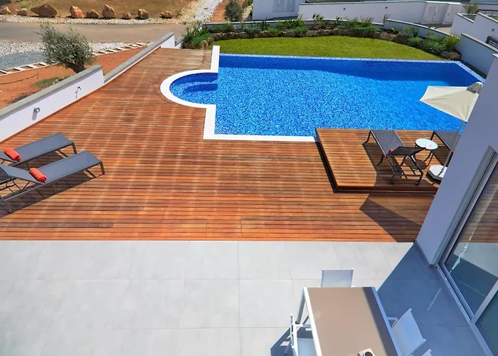 Beachfront Luxury Villa Idania