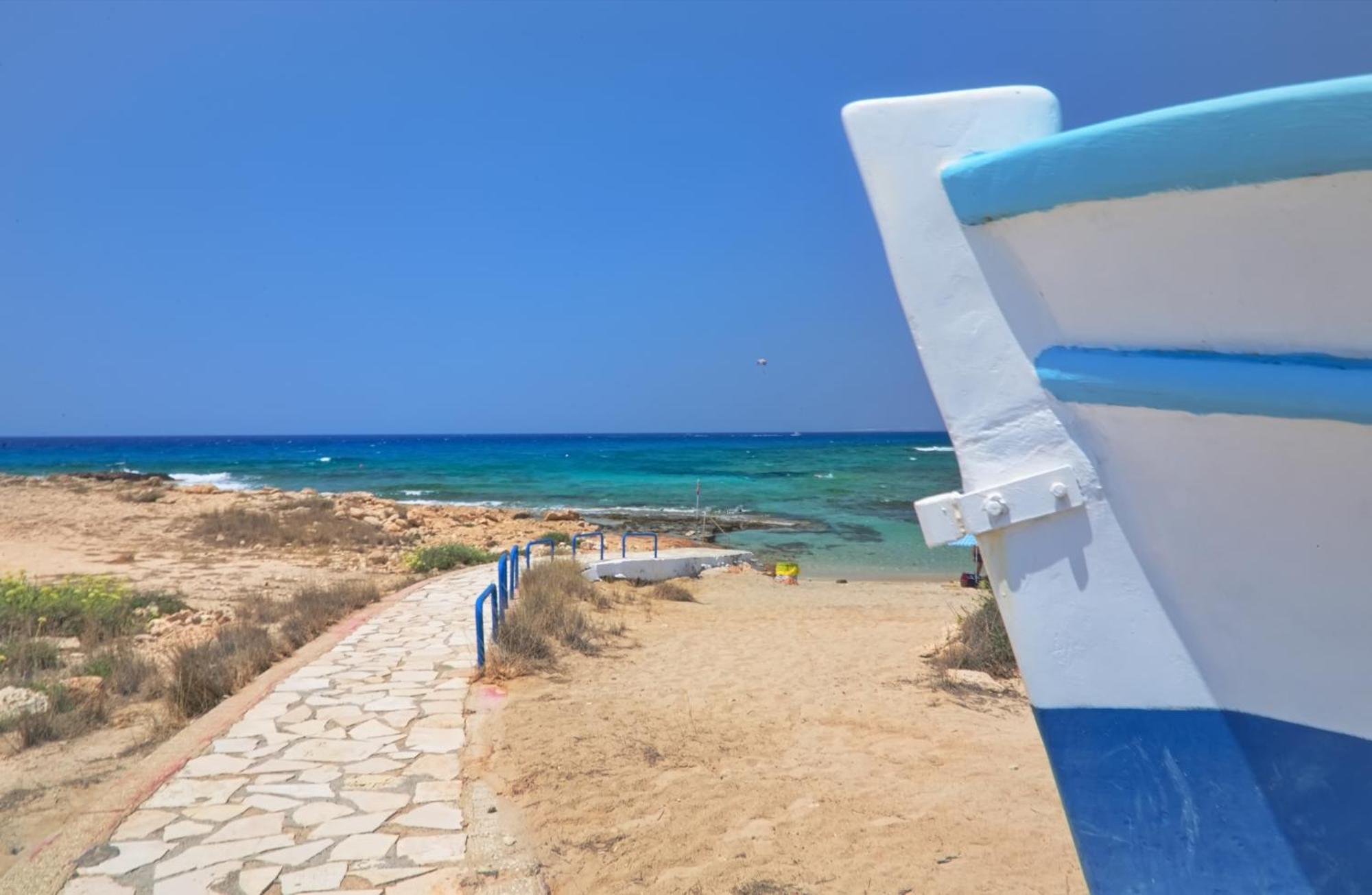 Beachfront Luxury Idania וילה