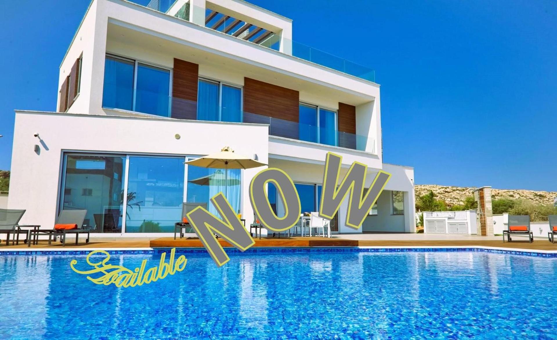 Beachfront Luxury Idania וילה