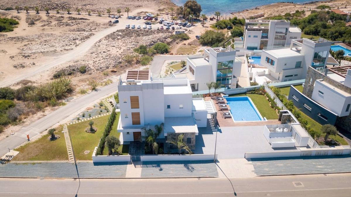 Beachfront Luxury Idania וילה