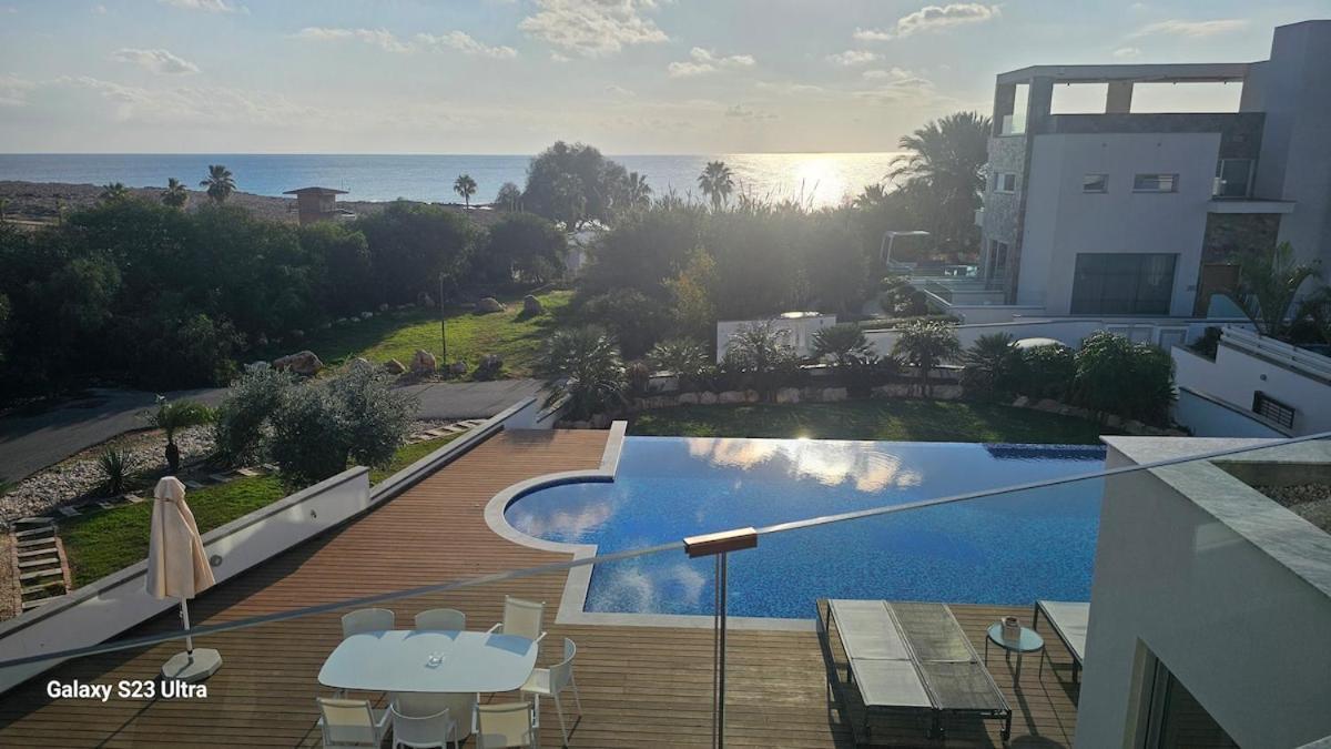 Beachfront Luxury Idania וילה *