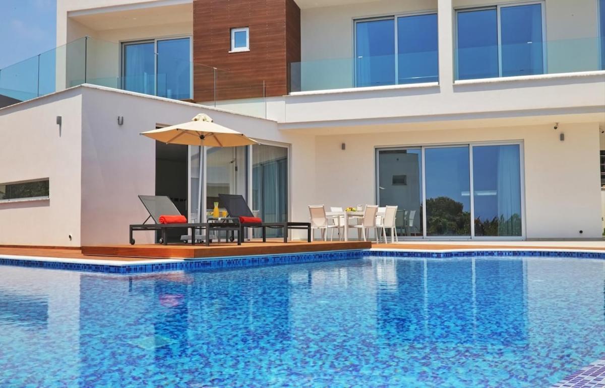 Beachfront Luxury Idania וילה *