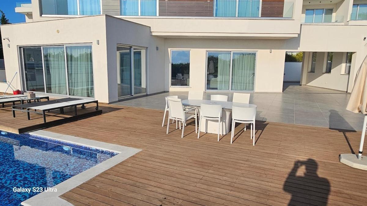 Beachfront Luxury Idania איה נאפה