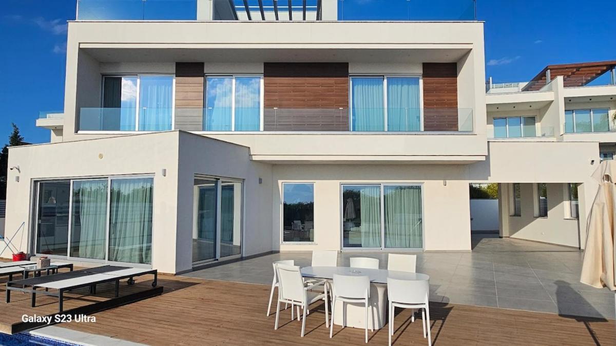 Beachfront Luxury Idania וילה