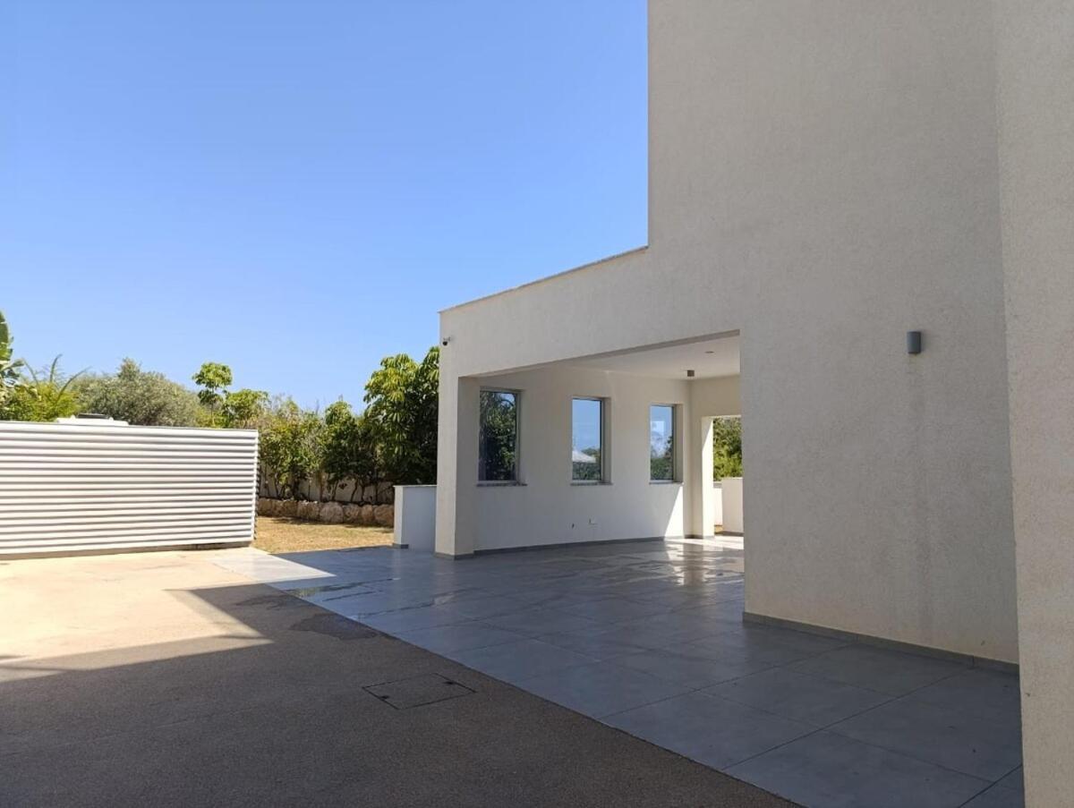 Beachfront Luxury Idania וילה *